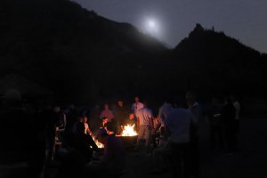 Men-Campfires_Moon-rise-over-Pinnacle