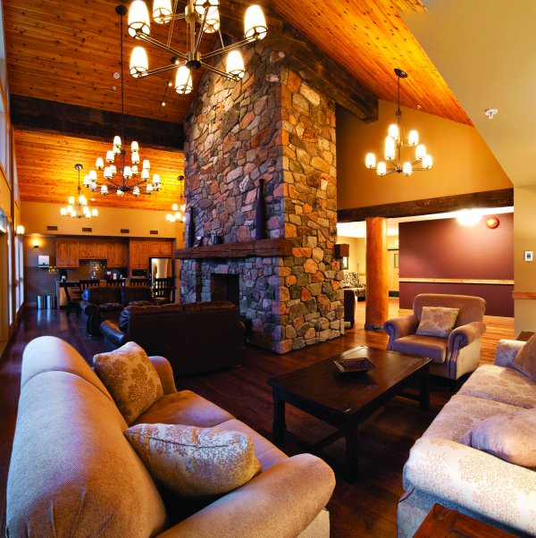 Lounge at Wolfe Creek Lodge