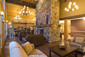 A lounge in Wolfe Creek Lodge at RockRidge Canyon Retreat Centre
